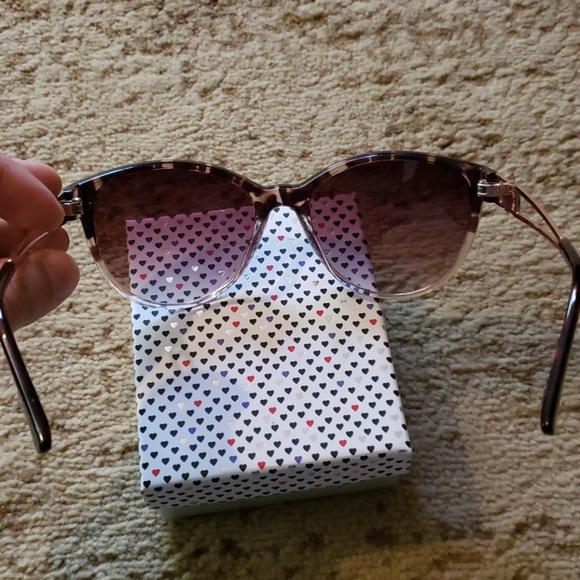 *SOLD*Chic Sunglasses - Picture 4 of 7